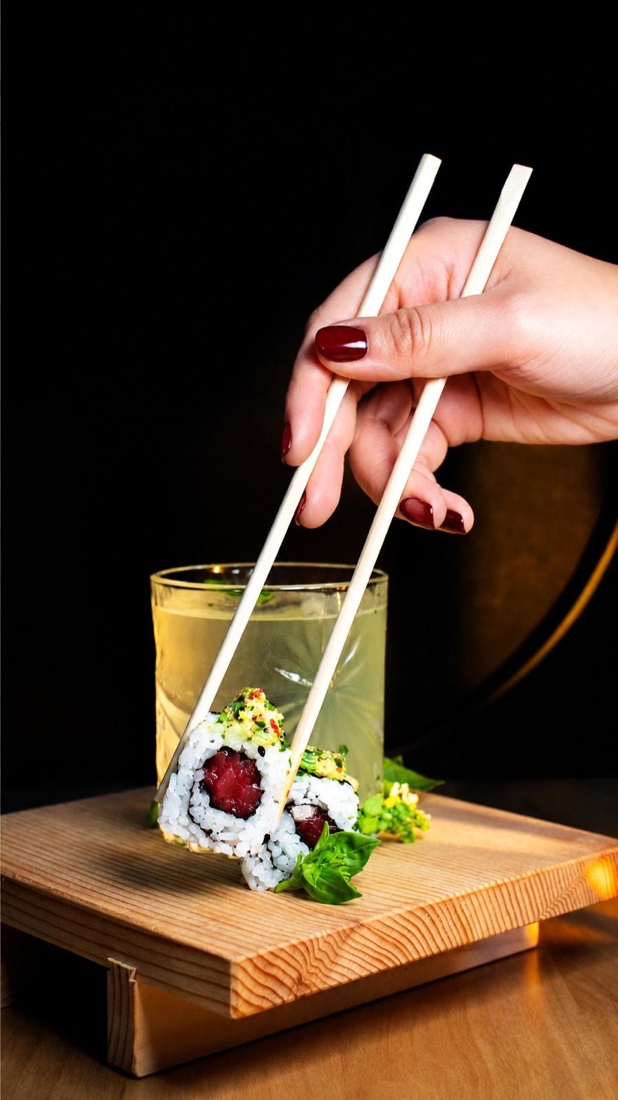 Uramaki de atún con cóctel cítrico sobre tabla de madera