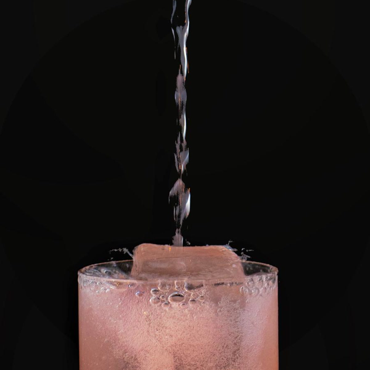 Cóctel premium servido sobre hielo con una cuidada estética